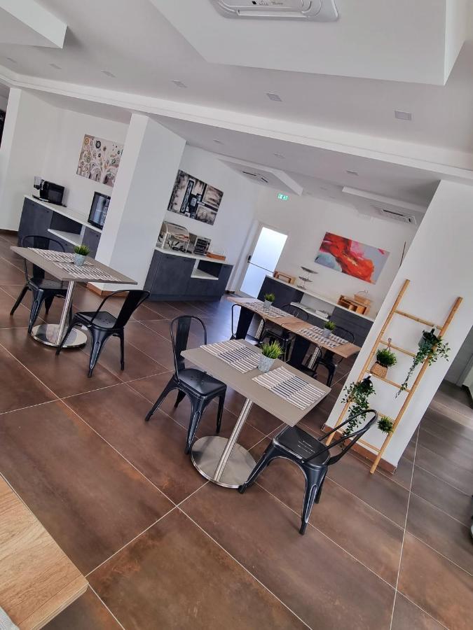 Hotel Crisvan Rimini Buitenkant foto