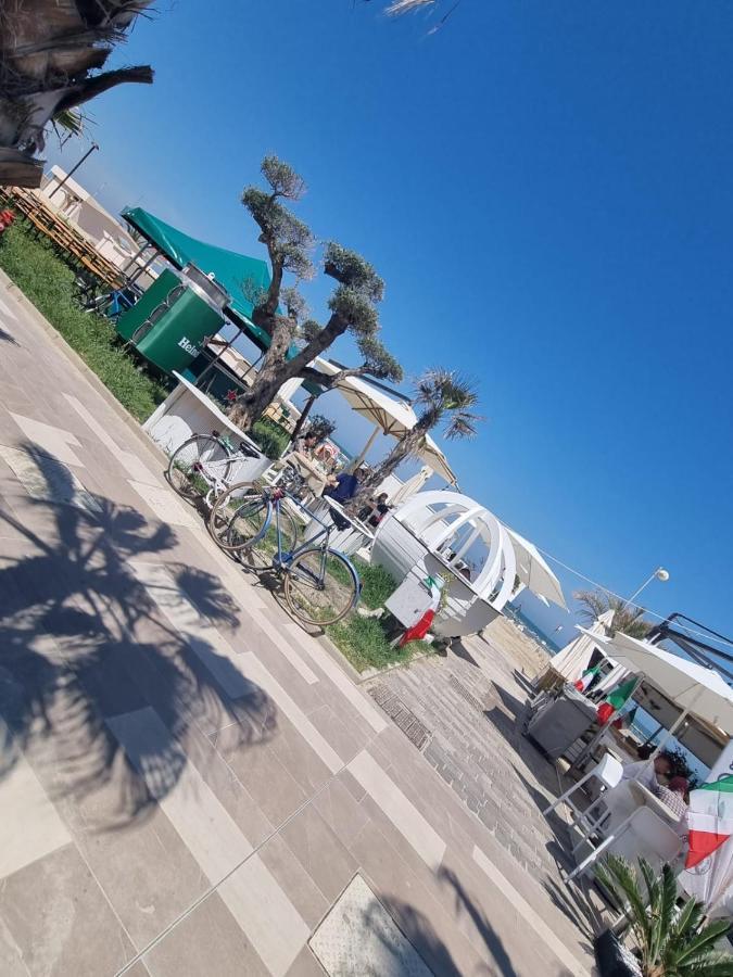 Hotel Crisvan Rimini Buitenkant foto