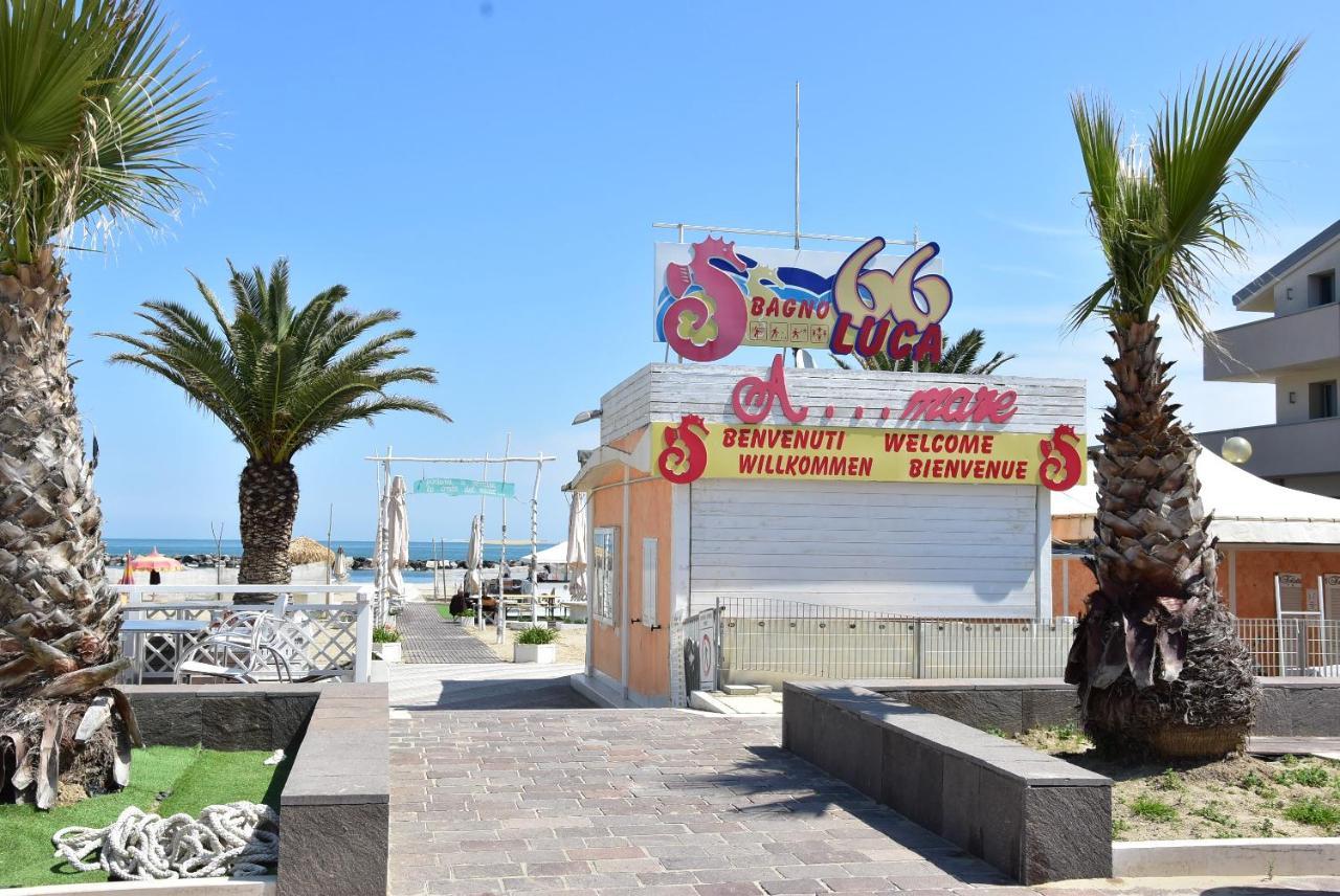 Hotel Crisvan Rimini Buitenkant foto