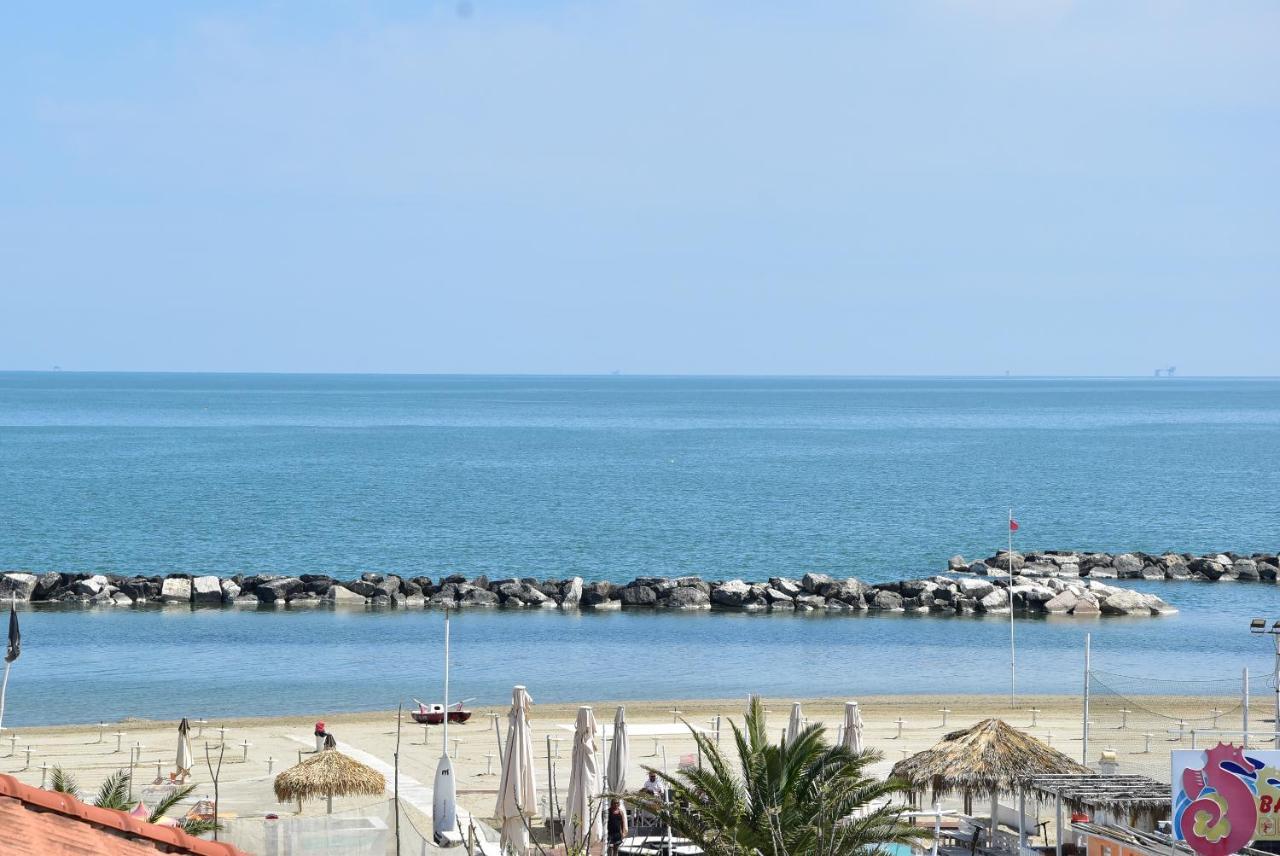 Hotel Crisvan Rimini Buitenkant foto