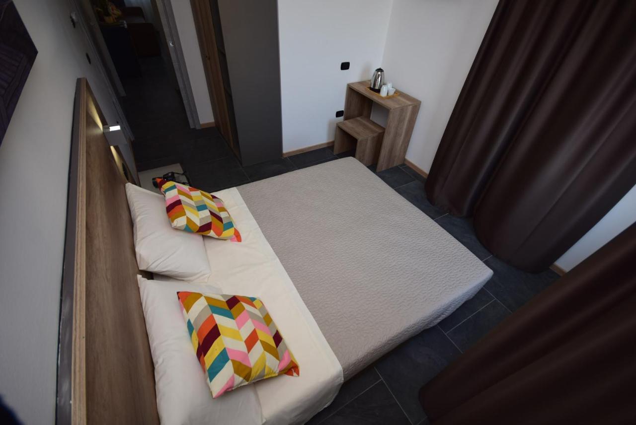 Hotel Crisvan Rimini Buitenkant foto