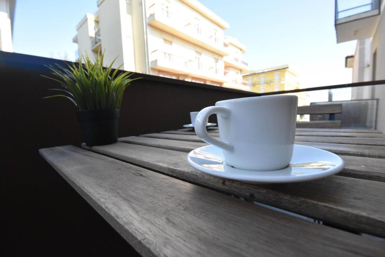 Hotel Crisvan Rimini Buitenkant foto